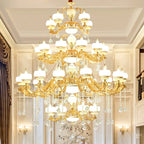 Grand lustre suspendu en cristal doré à plusieurs niveaux