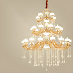 Grand lustre suspendu en cristal doré à plusieurs niveaux