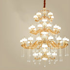 Grand lustre suspendu en cristal doré à plusieurs niveaux
