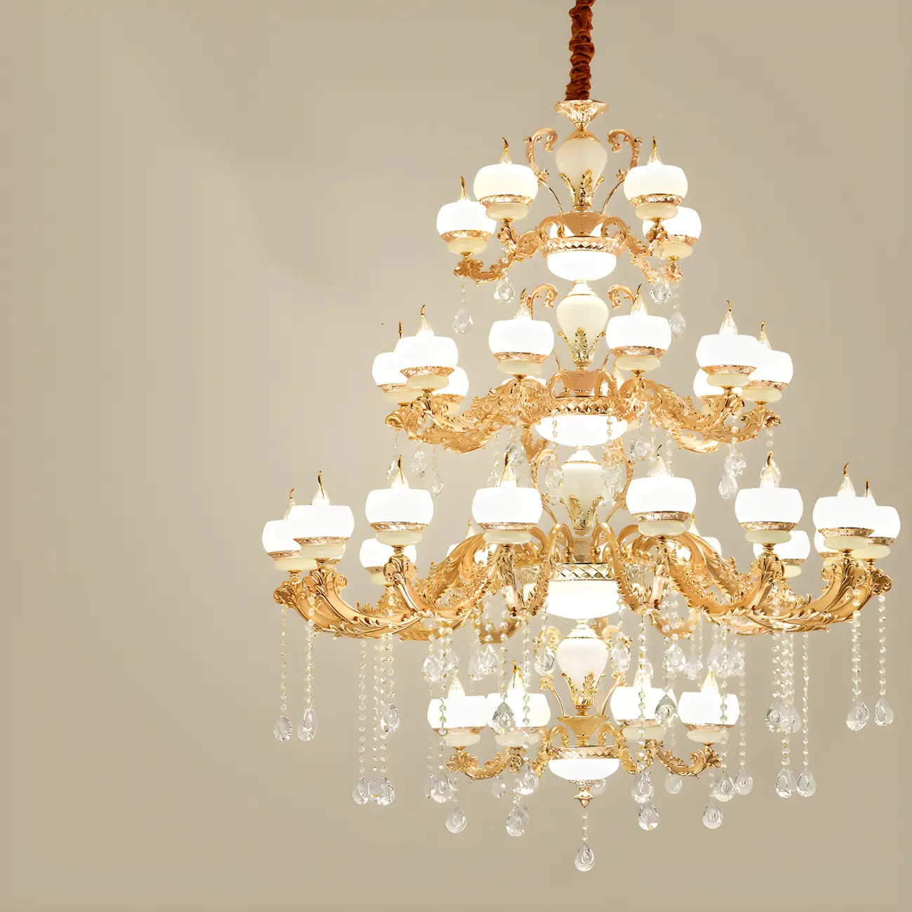 Grand lustre suspendu en cristal doré à plusieurs niveaux