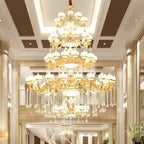 Grand lustre suspendu en cristal doré à plusieurs niveaux