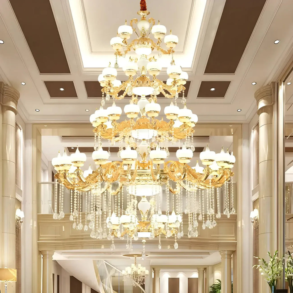 Grand lustre suspendu en cristal doré à plusieurs niveaux