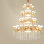 Grand lustre suspendu en cristal doré à plusieurs niveaux