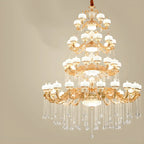 Grand lustre suspendu en cristal doré à plusieurs niveaux