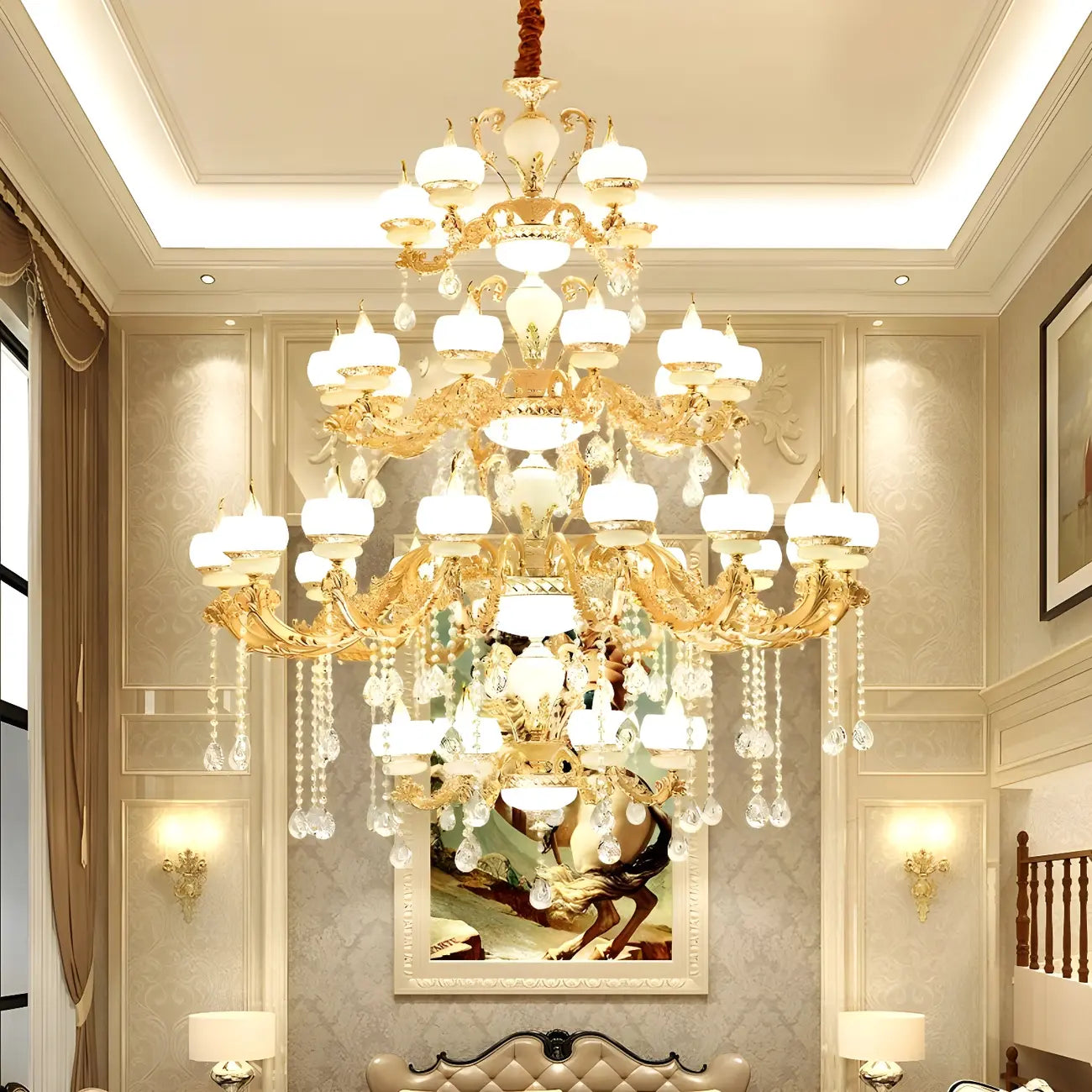 Grand lustre suspendu en cristal doré à plusieurs niveaux
