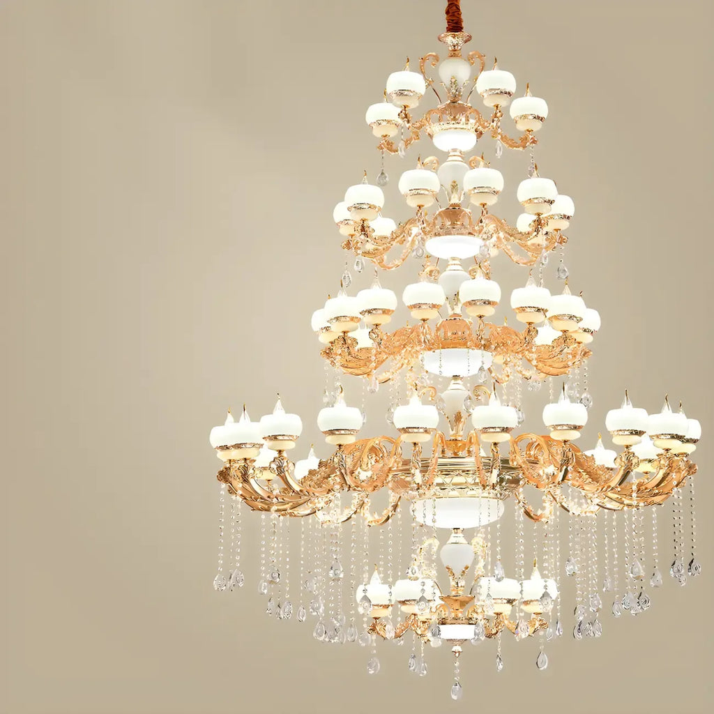 Grand lustre suspendu en cristal doré à plusieurs niveaux