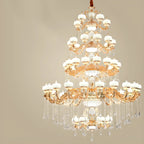 Grand lustre suspendu en cristal doré à plusieurs niveaux