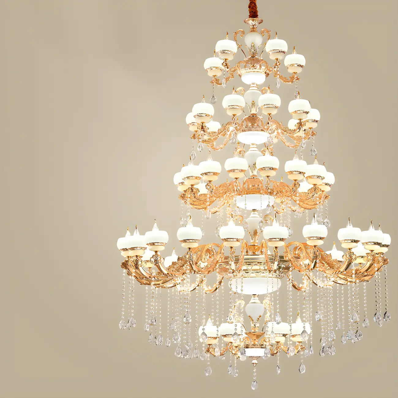 Grand lustre suspendu en cristal doré à plusieurs niveaux