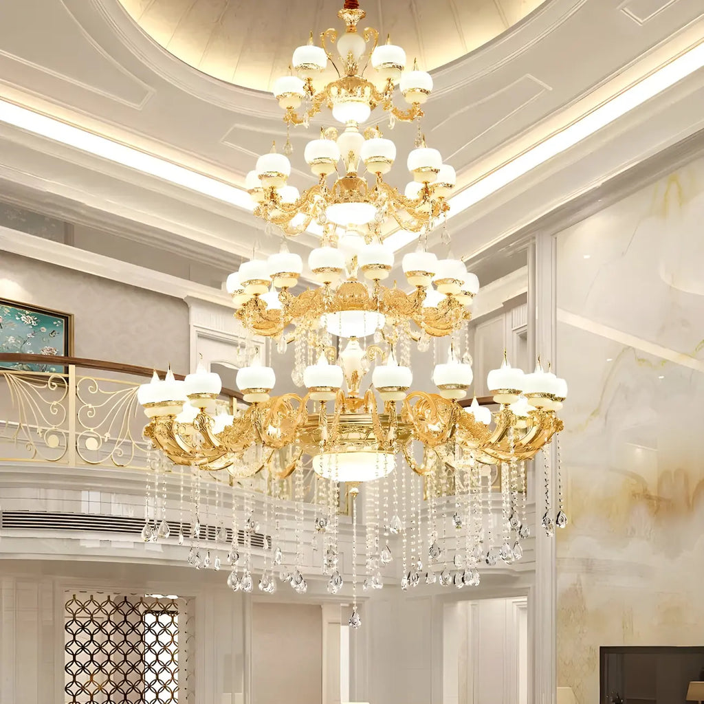 Grand lustre suspendu en cristal doré à plusieurs niveaux