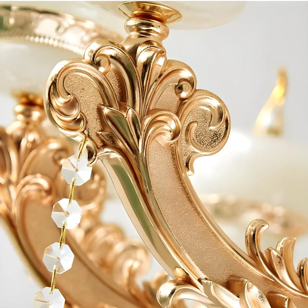 Grand lustre suspendu en cristal doré à plusieurs niveaux