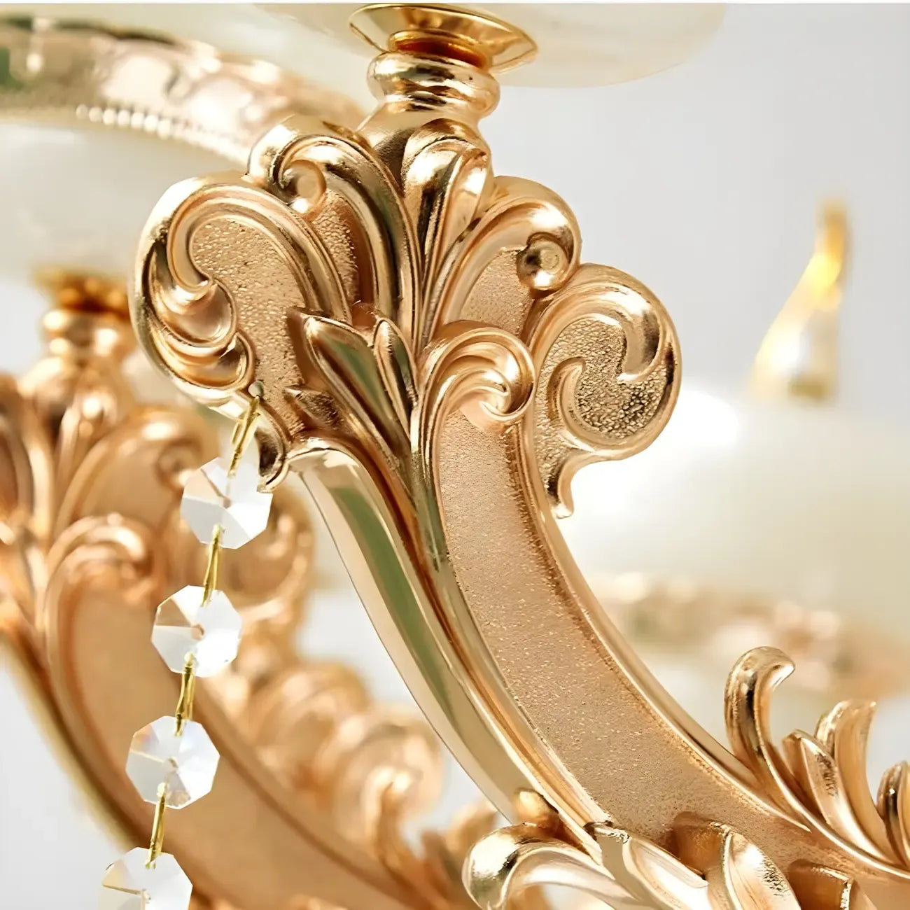 Grand lustre suspendu en cristal doré à plusieurs niveaux