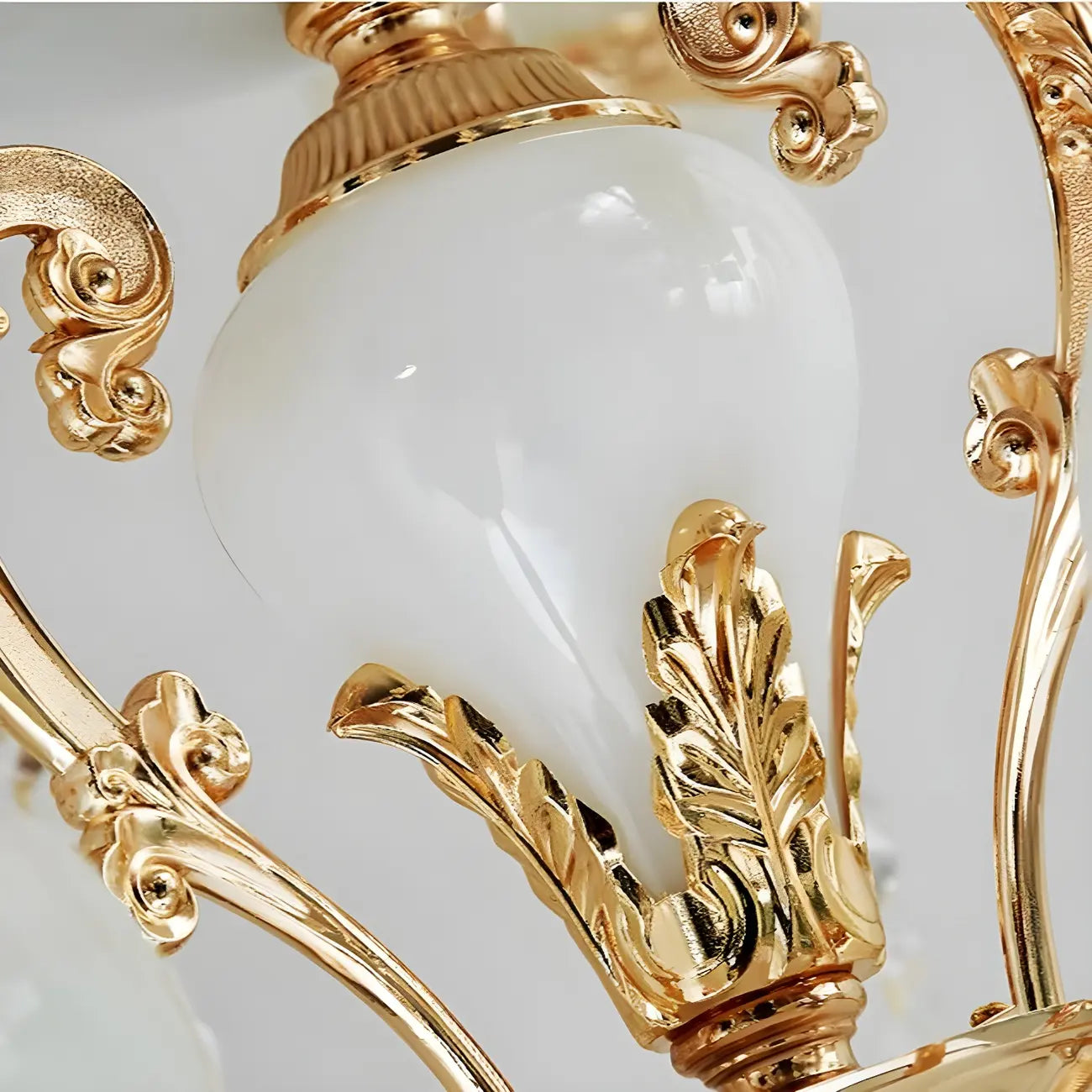 Grand lustre suspendu en cristal doré à plusieurs niveaux