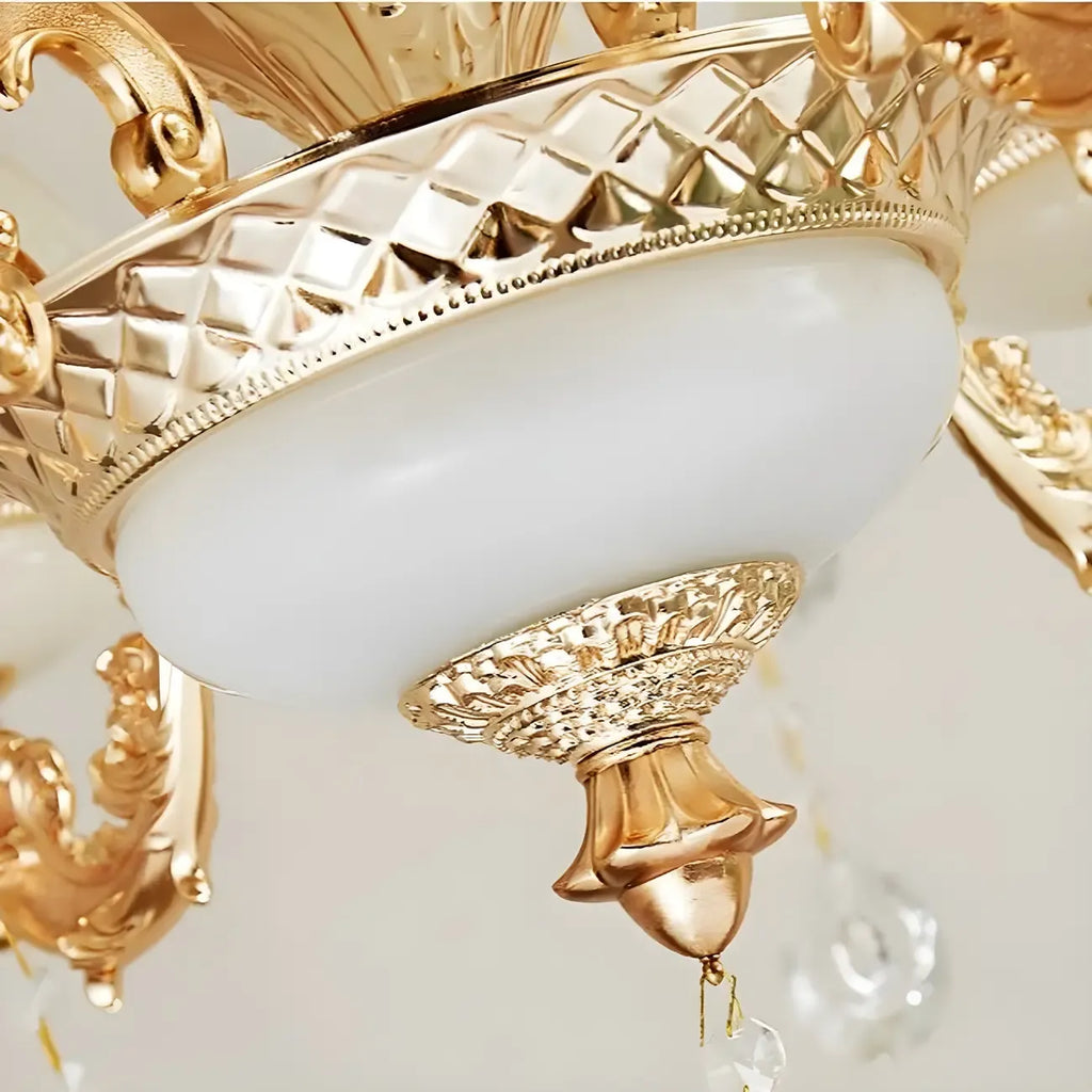Grand lustre suspendu en cristal doré à plusieurs niveaux