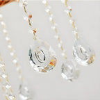 Grand lustre suspendu en cristal doré à plusieurs niveaux