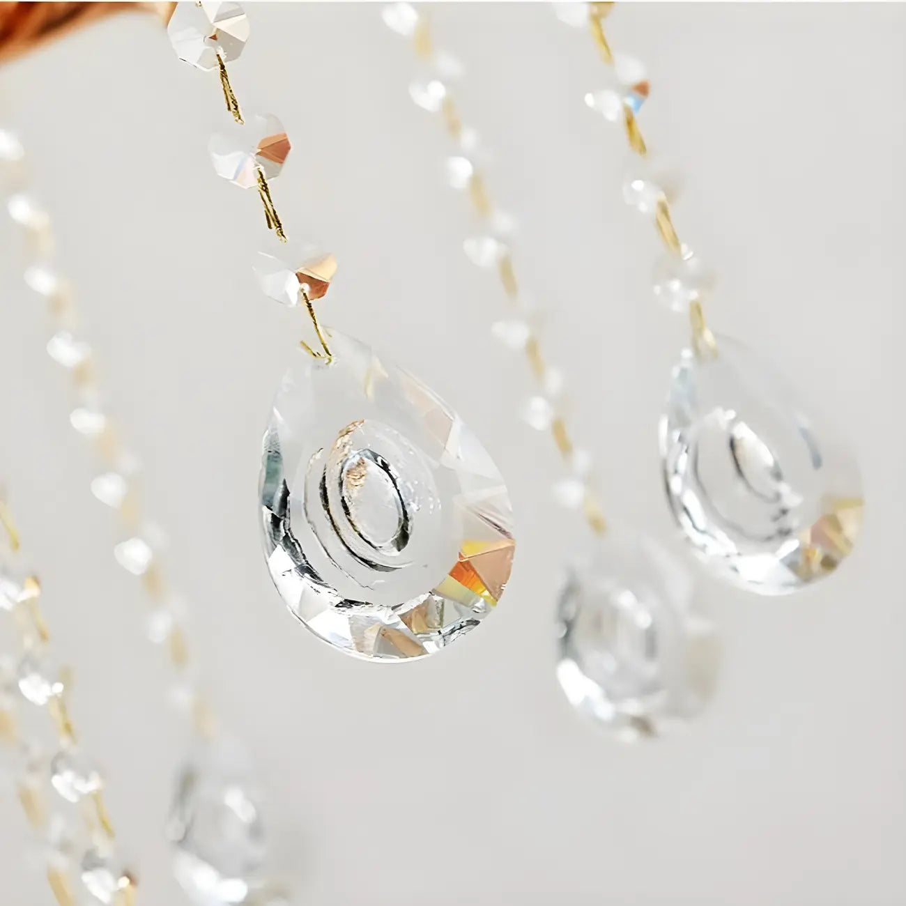Grand lustre suspendu en cristal doré à plusieurs niveaux
