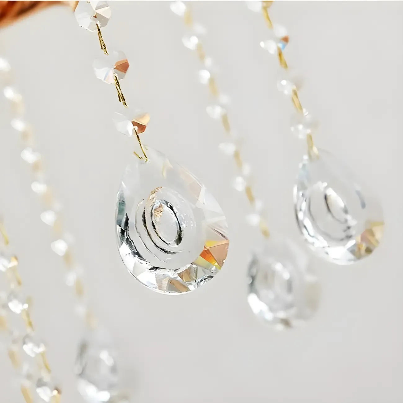 Grand lustre suspendu en cristal doré à plusieurs niveaux