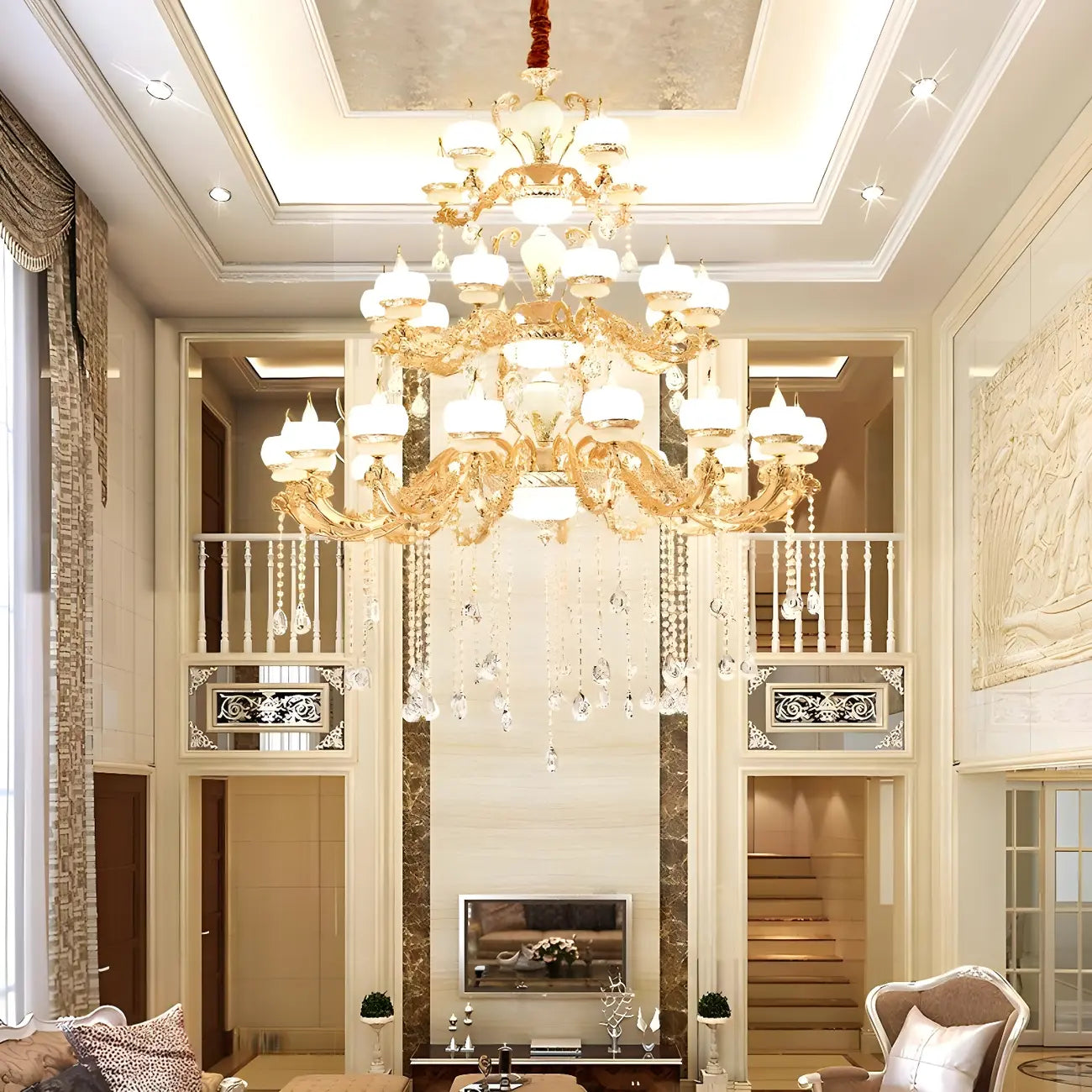 Grand lustre suspendu en cristal doré à plusieurs niveaux