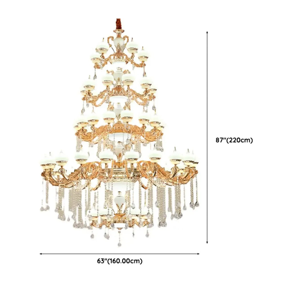 Grand lustre suspendu en cristal doré à plusieurs niveaux