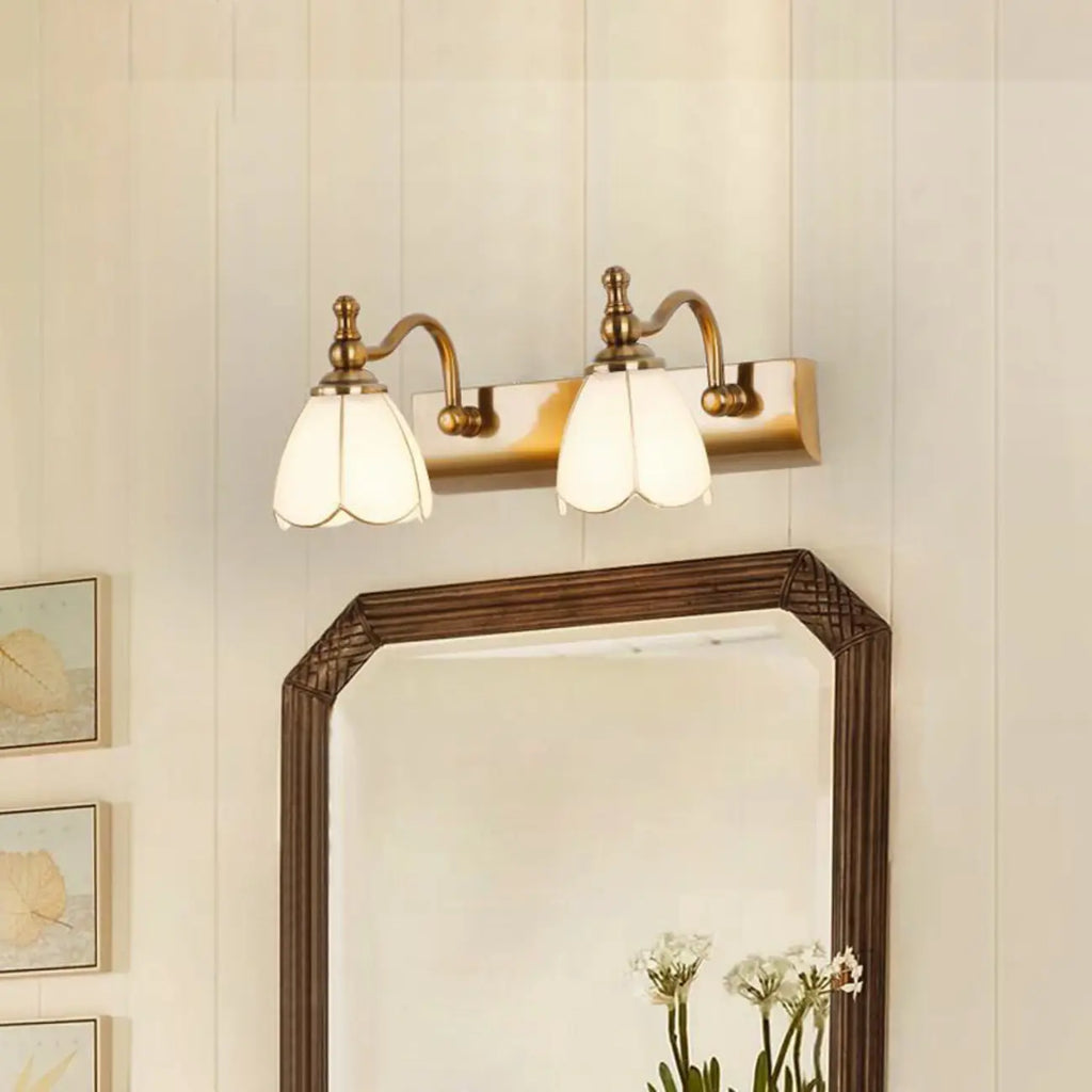 Applique murale élégante dorée pour salle de bain, abat-jour en verre dépoli à motif floral