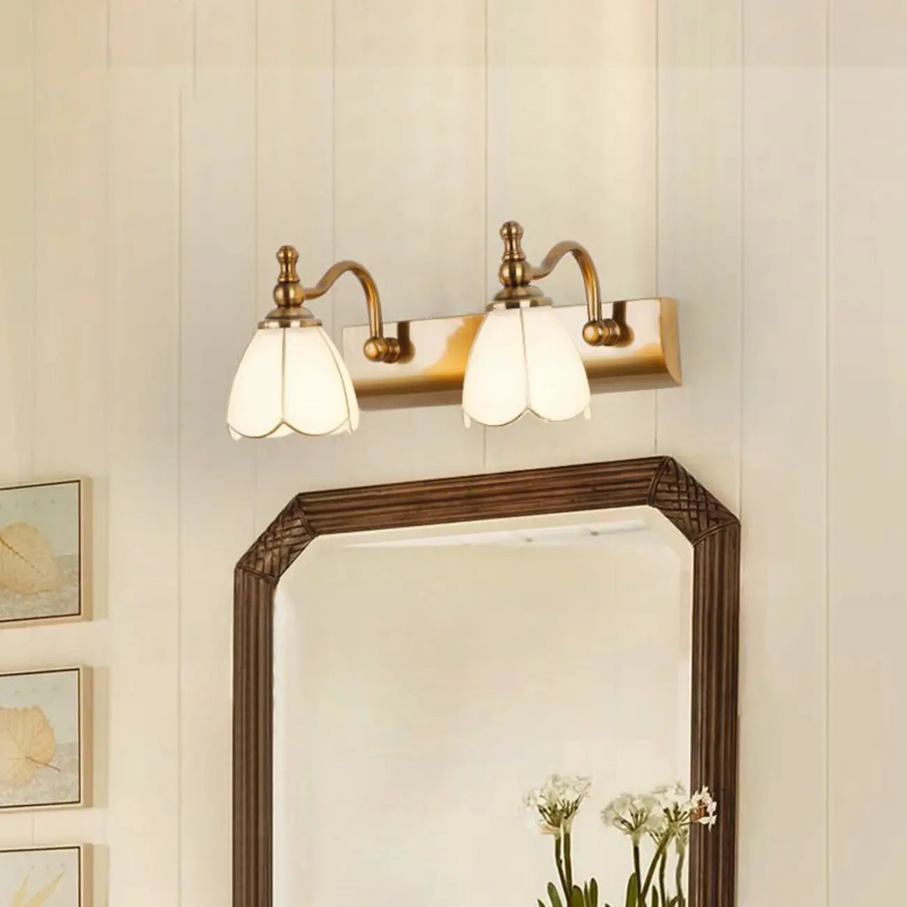 Applique murale élégante dorée pour salle de bain, abat-jour en verre dépoli à motif floral