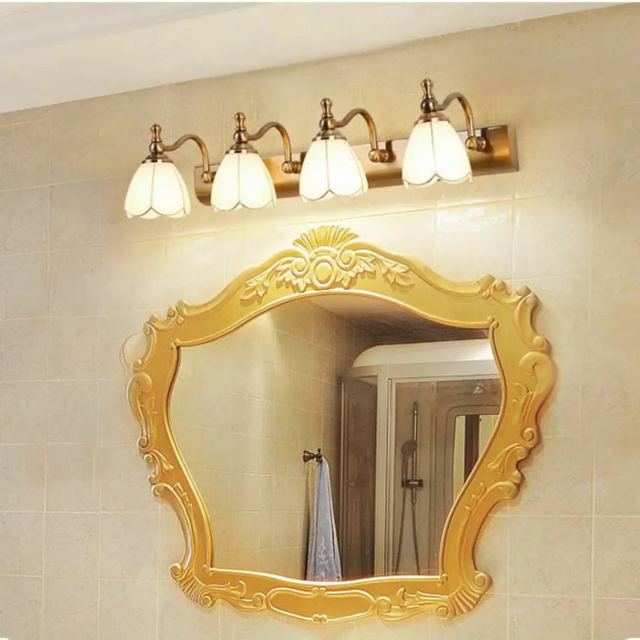 Applique murale élégante dorée pour salle de bain, abat-jour en verre dépoli à motif floral