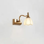Applique murale élégante dorée pour salle de bain, abat-jour en verre dépoli à motif floral
