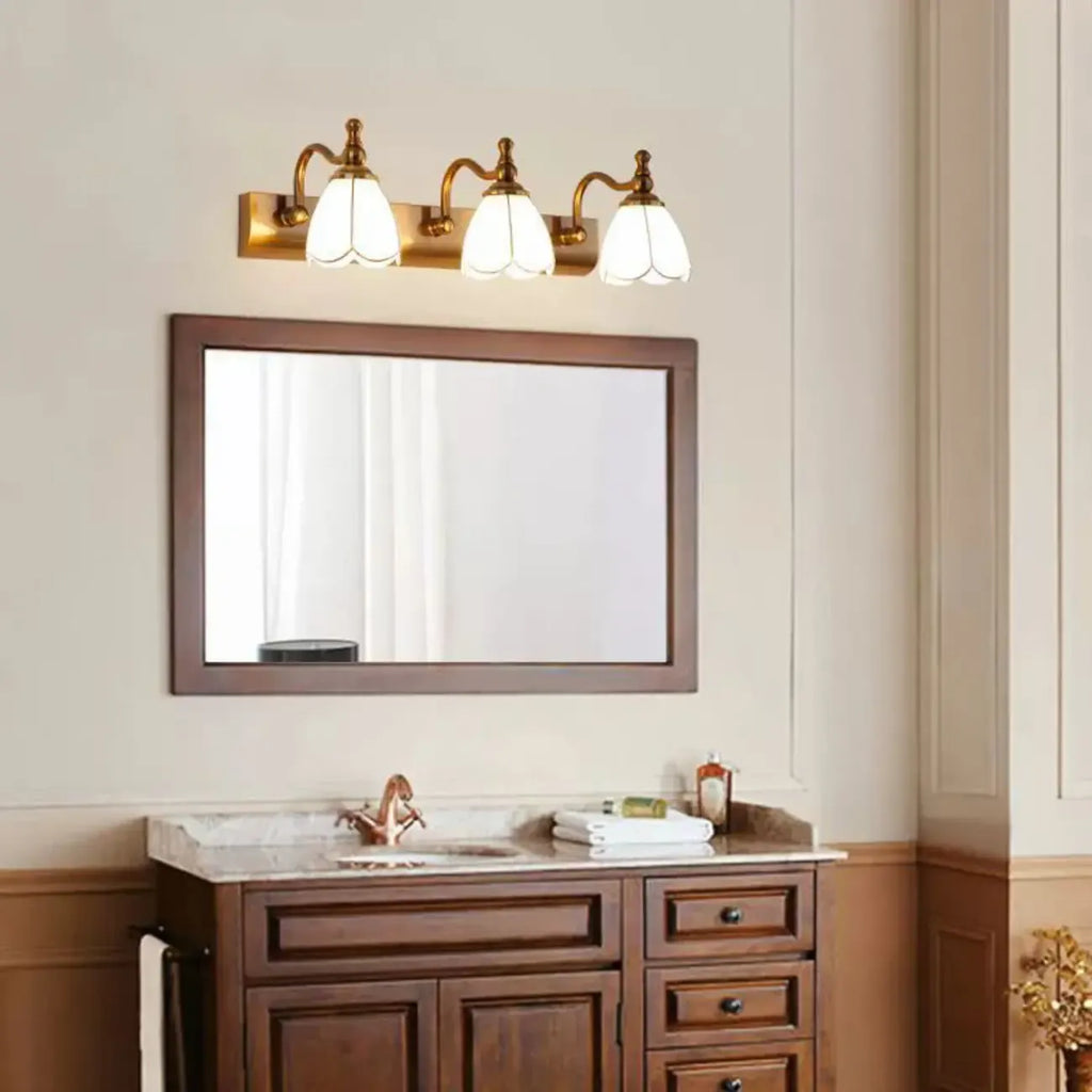 Applique murale élégante dorée pour salle de bain, abat-jour en verre dépoli à motif floral