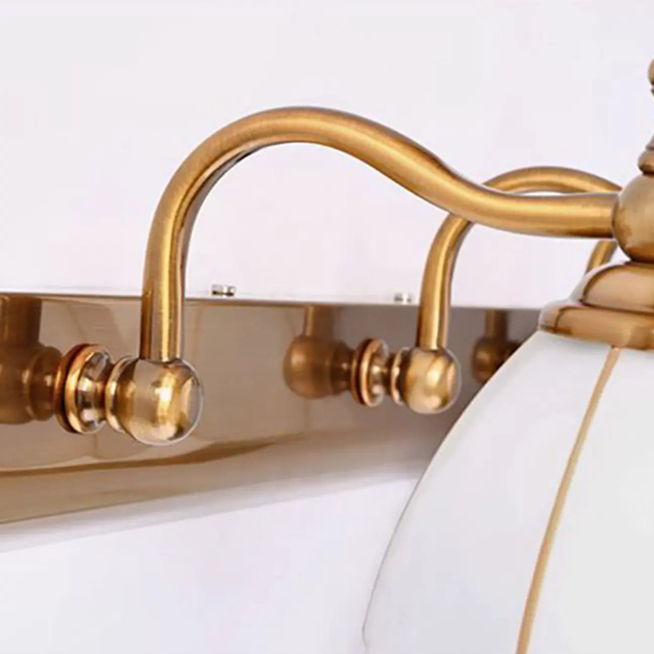 Applique murale élégante dorée pour salle de bain, abat-jour en verre dépoli à motif floral