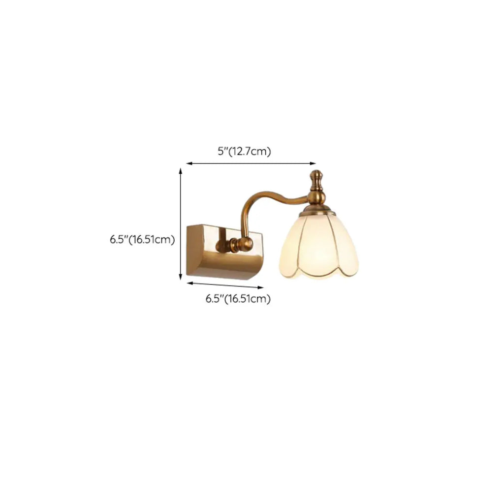 Applique murale élégante dorée pour salle de bain, abat-jour en verre dépoli à motif floral
