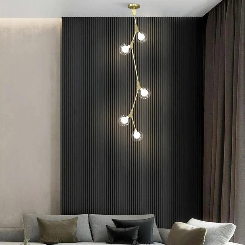 Lustre moderne doré à branches, globe en verre et tige de suspension pour escalier