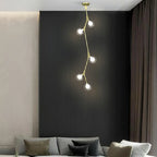 Lustre moderne doré à branches, globe en verre et tige de suspension pour escalier