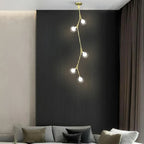 Lustre moderne doré à branches, globe en verre et tige de suspension pour escalier
