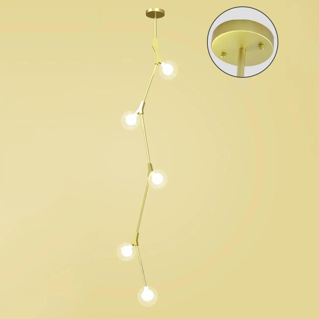 Lustre moderne doré à branches, globe en verre et tige de suspension pour escalier