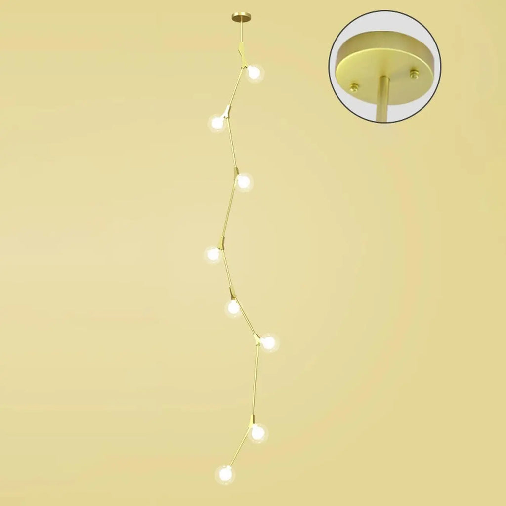 Lustre moderne doré à branches, globe en verre et tige de suspension pour escalier