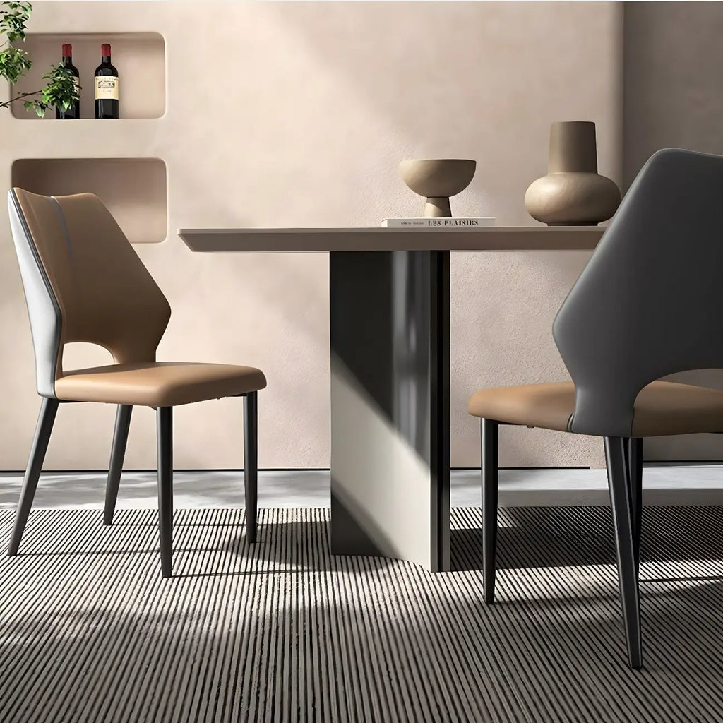 Chaise de salle à manger d'appoint marron à dossier incurvé en similicuir.