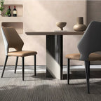 Chaise de salle à manger d'appoint marron à dossier incurvé en similicuir.