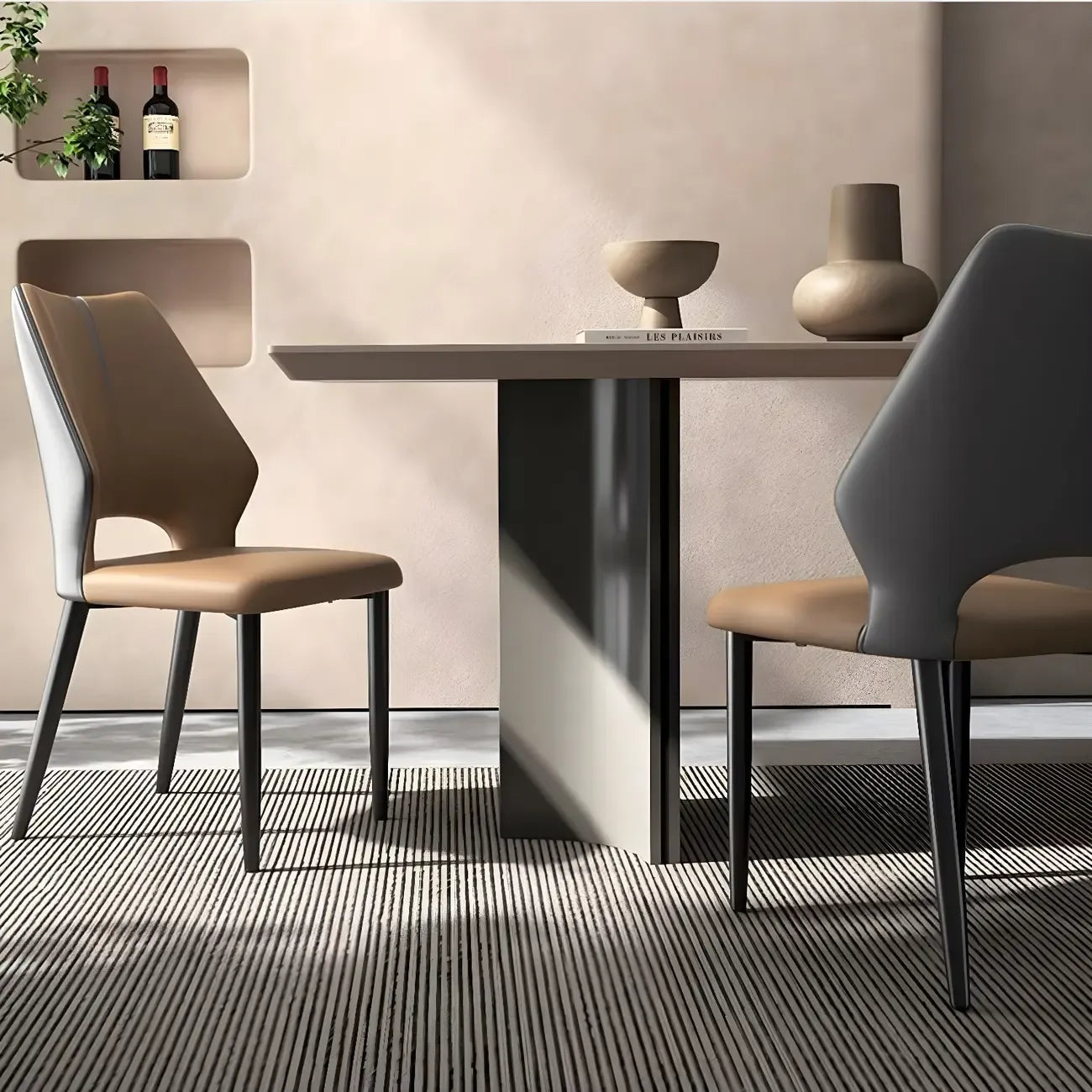 Chaise de salle à manger d'appoint marron à dossier incurvé en similicuir.