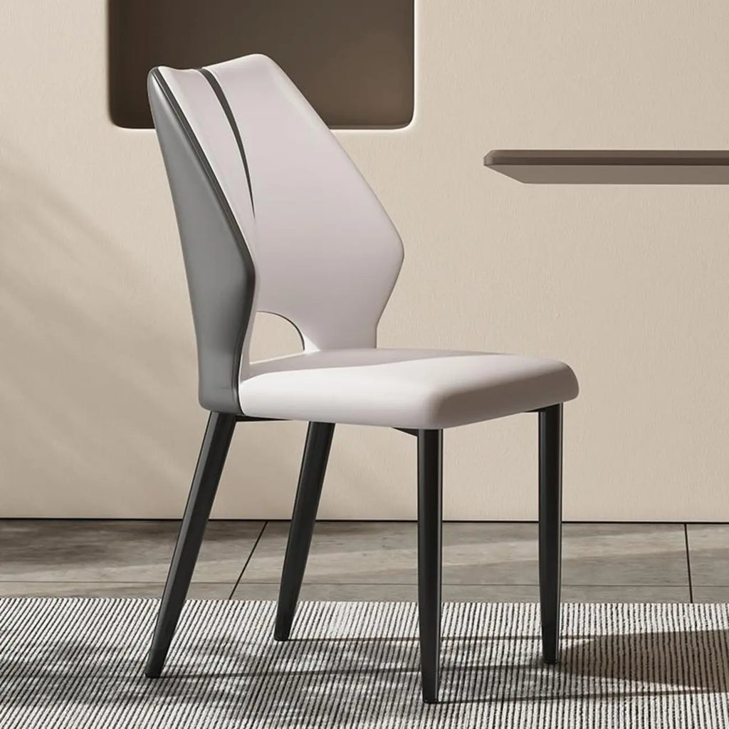 Chaise de salle à manger d'appoint marron à dossier incurvé en similicuir.