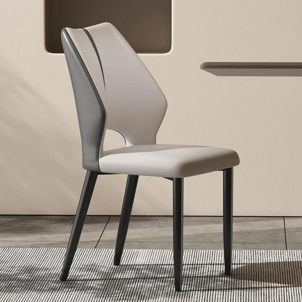 Chaise de salle à manger d'appoint marron à dossier incurvé en similicuir.