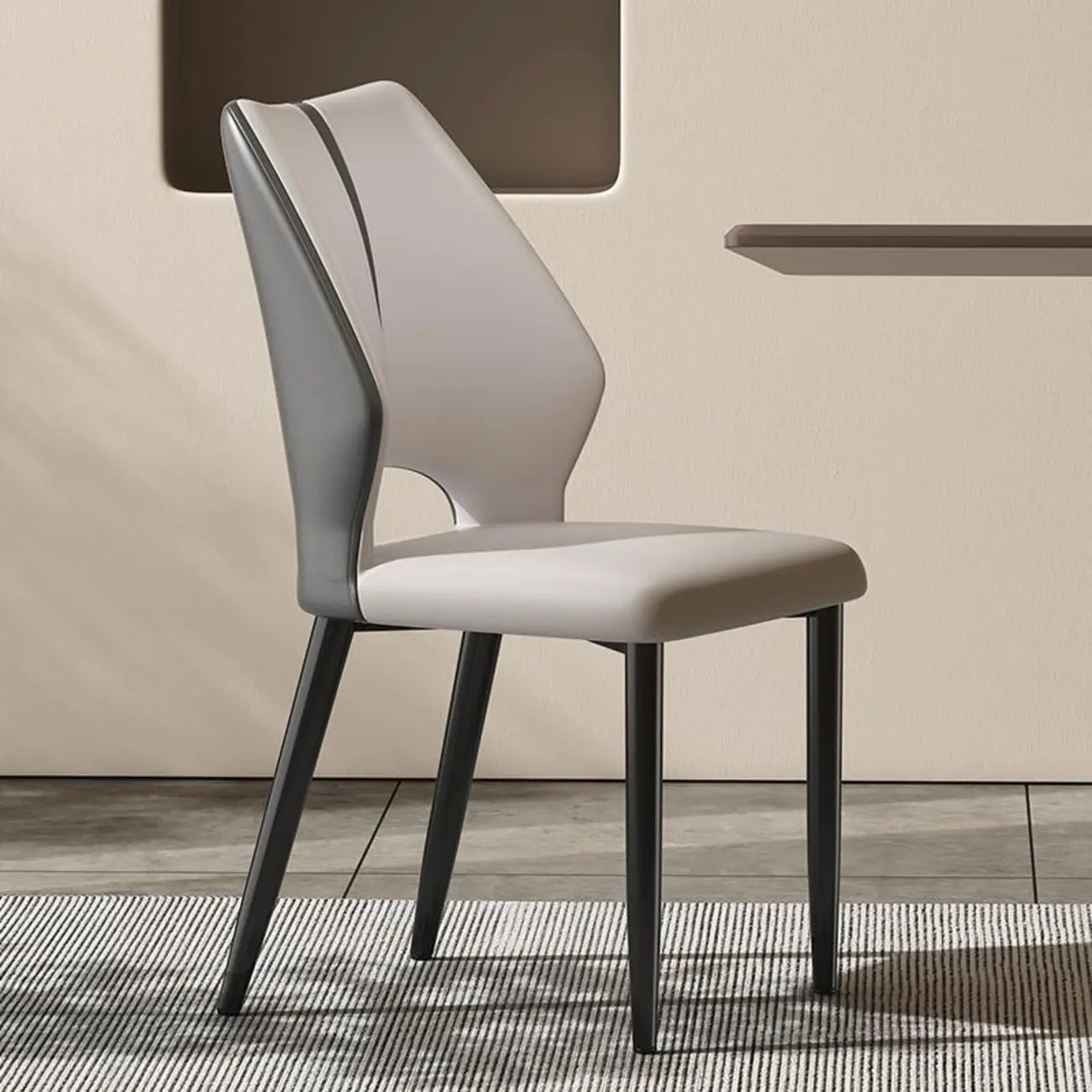 Chaise de salle à manger d'appoint marron à dossier incurvé en similicuir.
