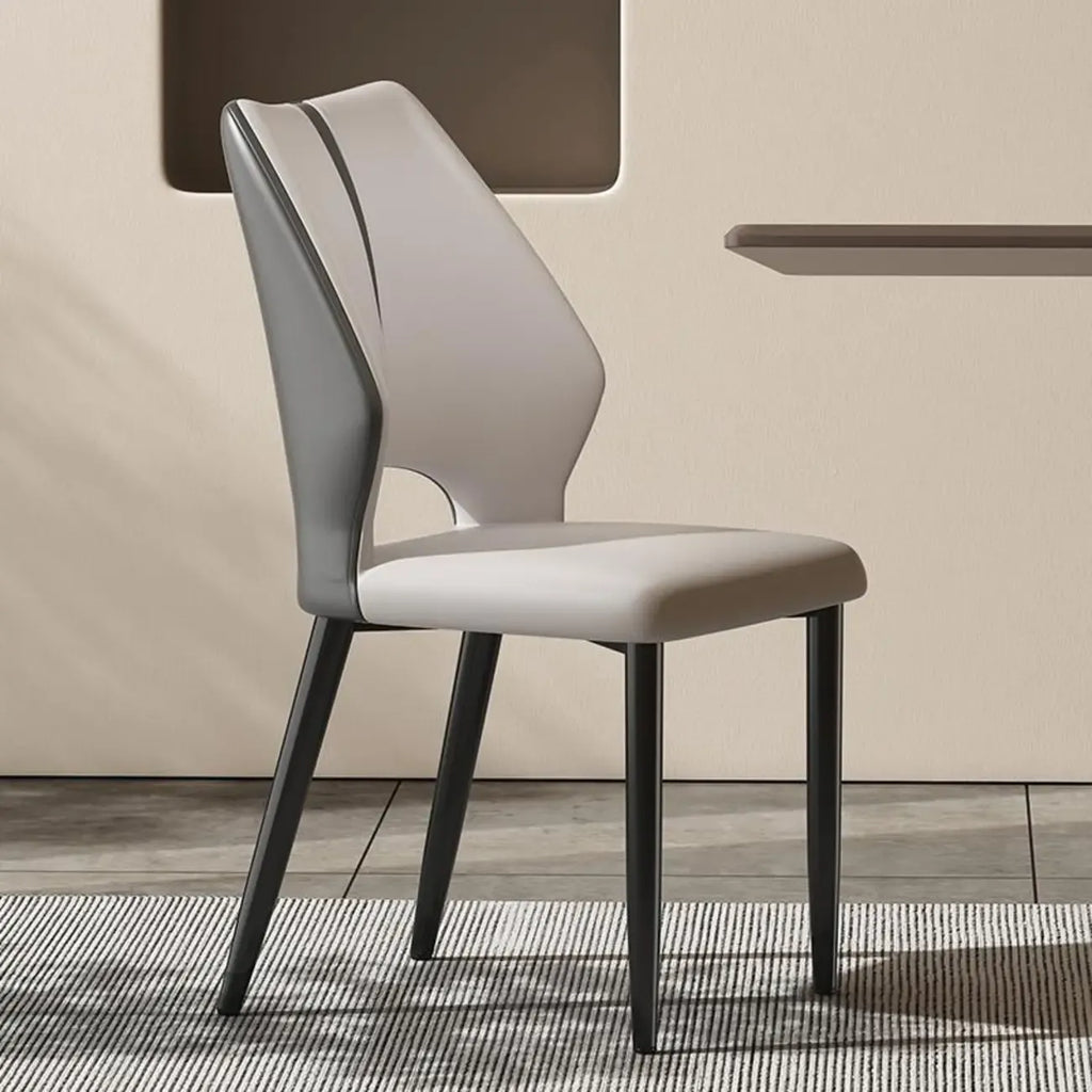 Chaise de salle à manger d'appoint marron à dossier incurvé en similicuir.