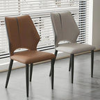 Chaise de salle à manger d'appoint marron à dossier incurvé en similicuir.