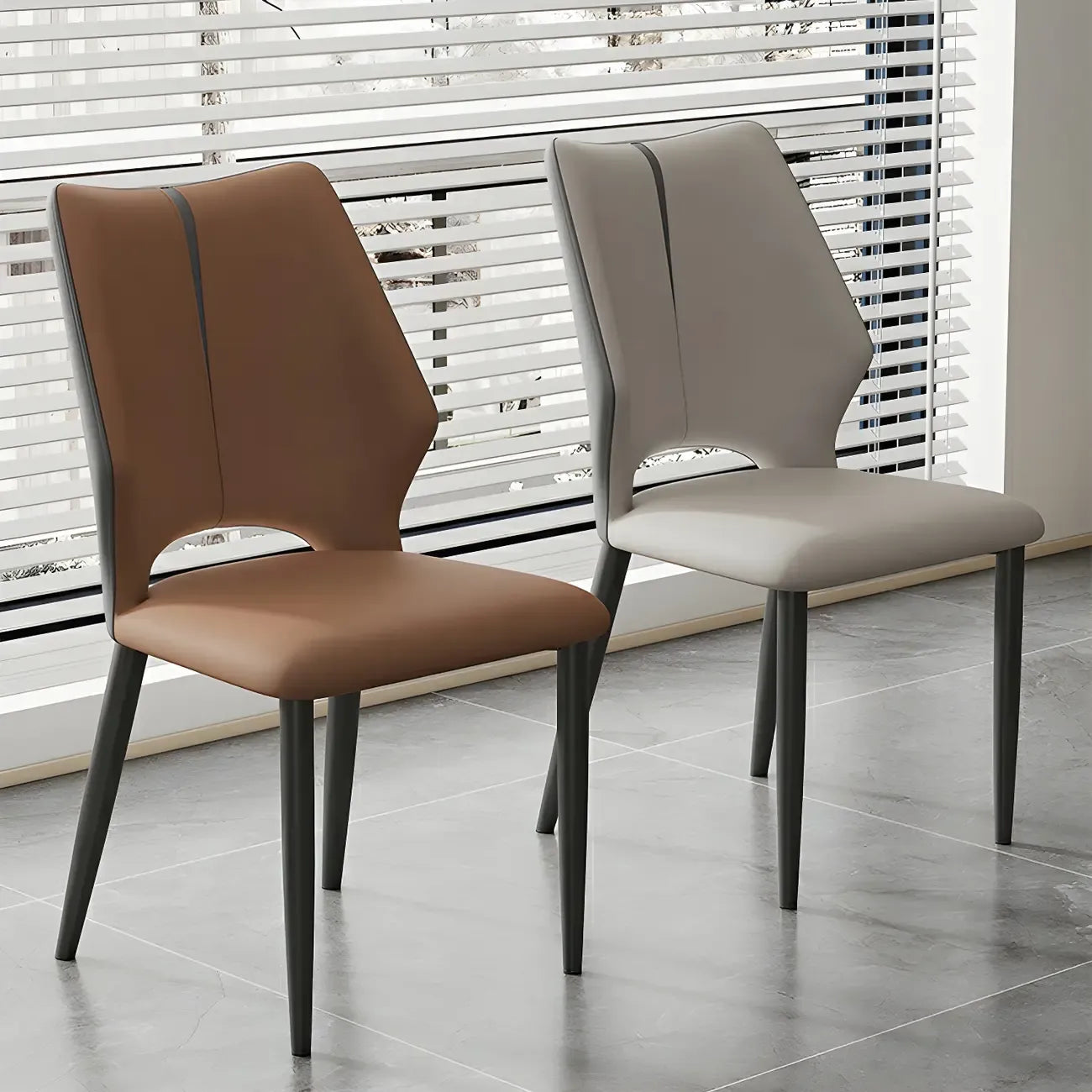 Chaise de salle à manger d'appoint marron à dossier incurvé en similicuir.