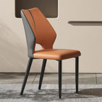 Chaise de salle à manger d'appoint marron à dossier incurvé en similicuir.