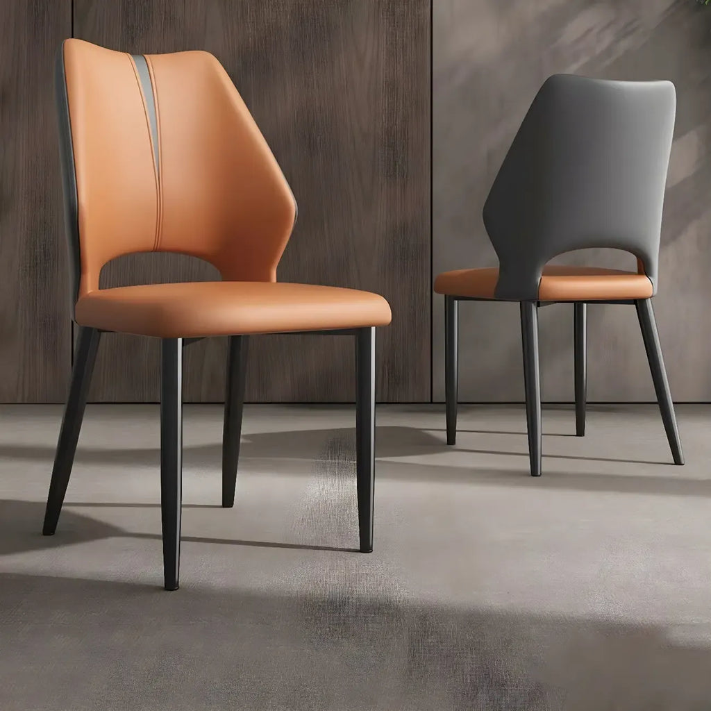 Chaise de salle à manger d'appoint marron à dossier incurvé en similicuir.