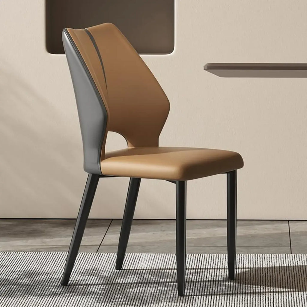 Chaise de salle à manger d'appoint marron à dossier incurvé en similicuir.