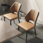 Chaise de salle à manger d'appoint marron à dossier incurvé en similicuir.