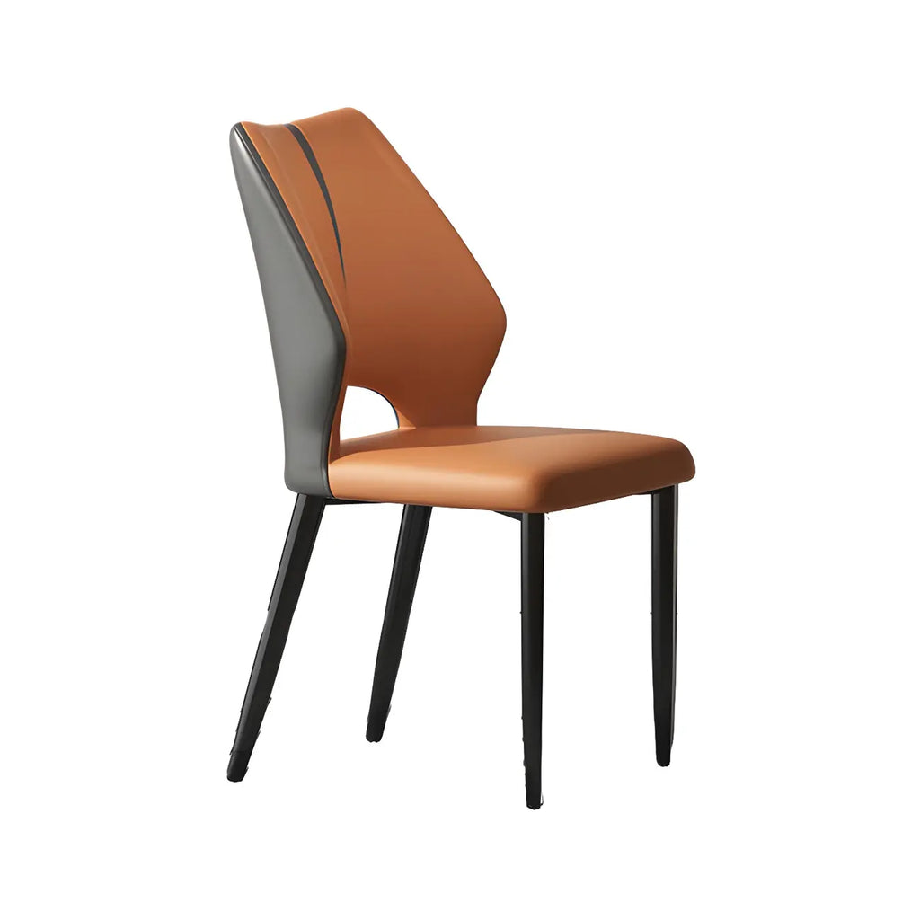 Chaise de salle à manger d'appoint marron à dossier incurvé en similicuir.