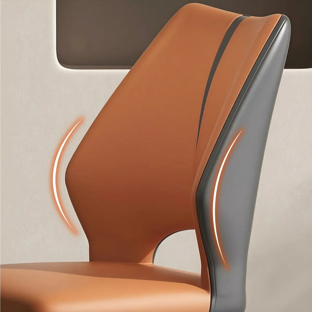 Chaise de salle à manger d'appoint marron à dossier incurvé en similicuir.