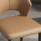 Chaise de salle à manger d'appoint marron à dossier incurvé en similicuir.